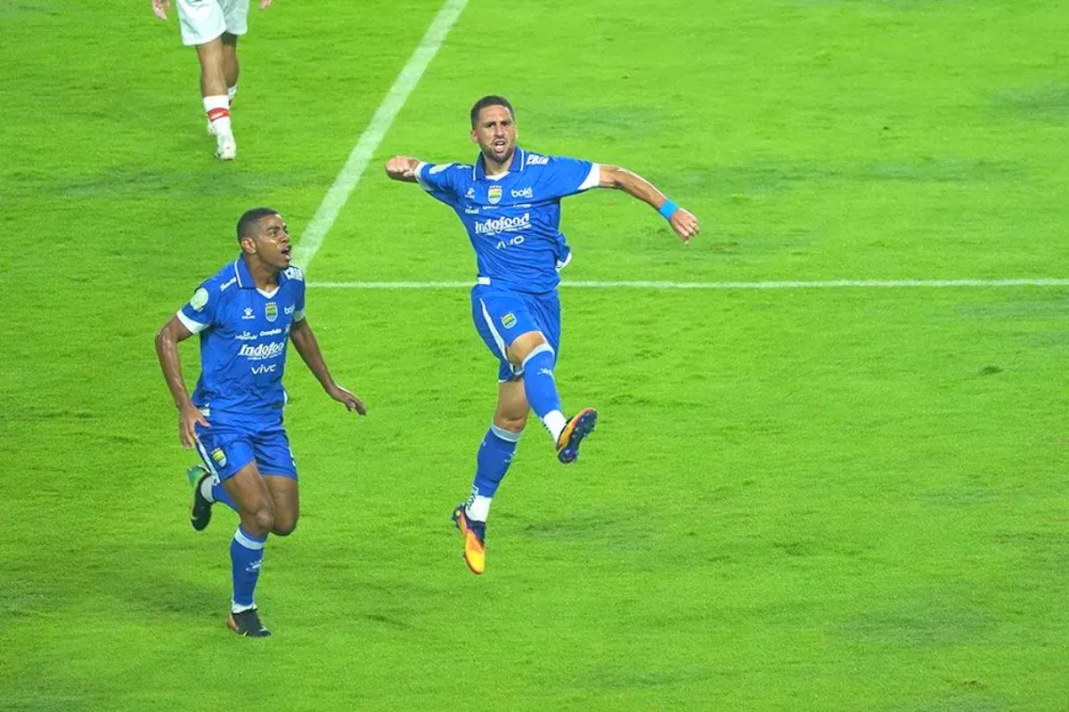 Potret pemain Persib Bandung, Luciano Guaycochea saat merayakan gol ke gawang Persis Solo. (Sumber: Persib)