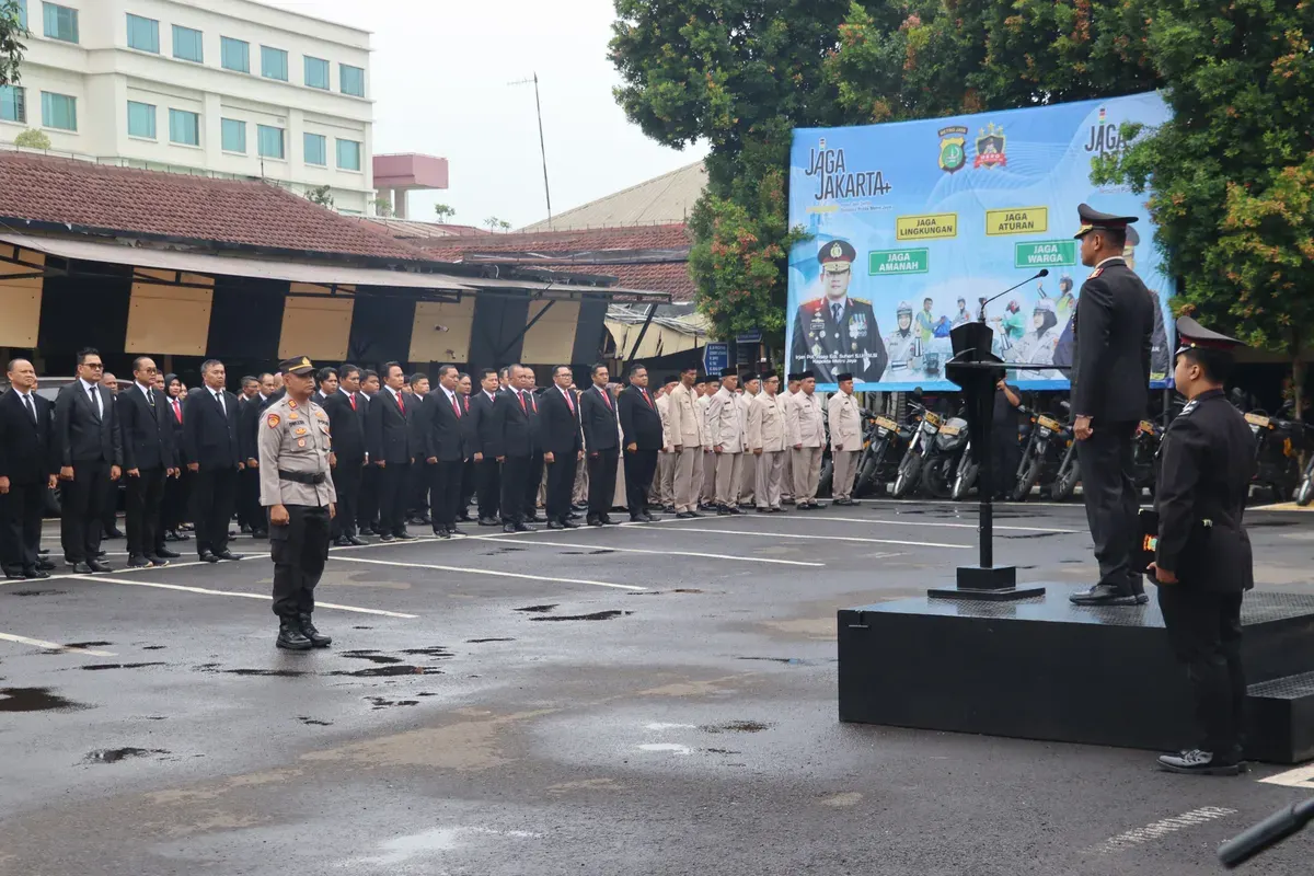 Wakapolres Metro Depok, AKBP Akmal memimpin upacara Hari Sumpah Pemuda di Lapangan Apel Mapolrestro Depok, Pancoran Mas, Selasa, 28 Oktober 2025. (Sumber: Dok. Humas Polres Metro Depok)