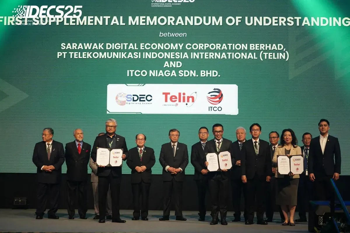 MoU Telin, SDEC, dan ITCO bekerja sama dalam perencanaan dan pengembangan sistem kabel laut ICE II dalam IDECS 2025 di BCCK, Rabu, 22 Oktober 2025. (Sumber: Dok. Telkom Indonesia)