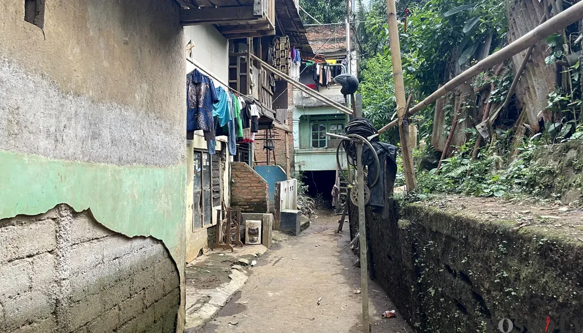 Kondisi permukiman warga bantaran Kali Ciliwung di Kelurahan Cawang, Kecamatan Kramat Jati, Jakarta Timur, yang selama ini kerap dilanda banjir. (Sumber: POSKOTA | Foto: Dhiya Ahmad/M2)