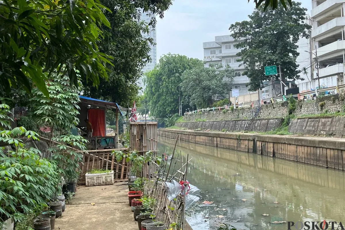 Kondisi bantaran kali ciiliwung di Jalan Inspeksi Raden Saleh II RT 12RW 03, Kelurahan Cikini, Kecamatan, Menteng, Jakarta Pusat, Rabu, 29 Oktober 2025. (Sumber: Poskota/Pandi Ramedhan)