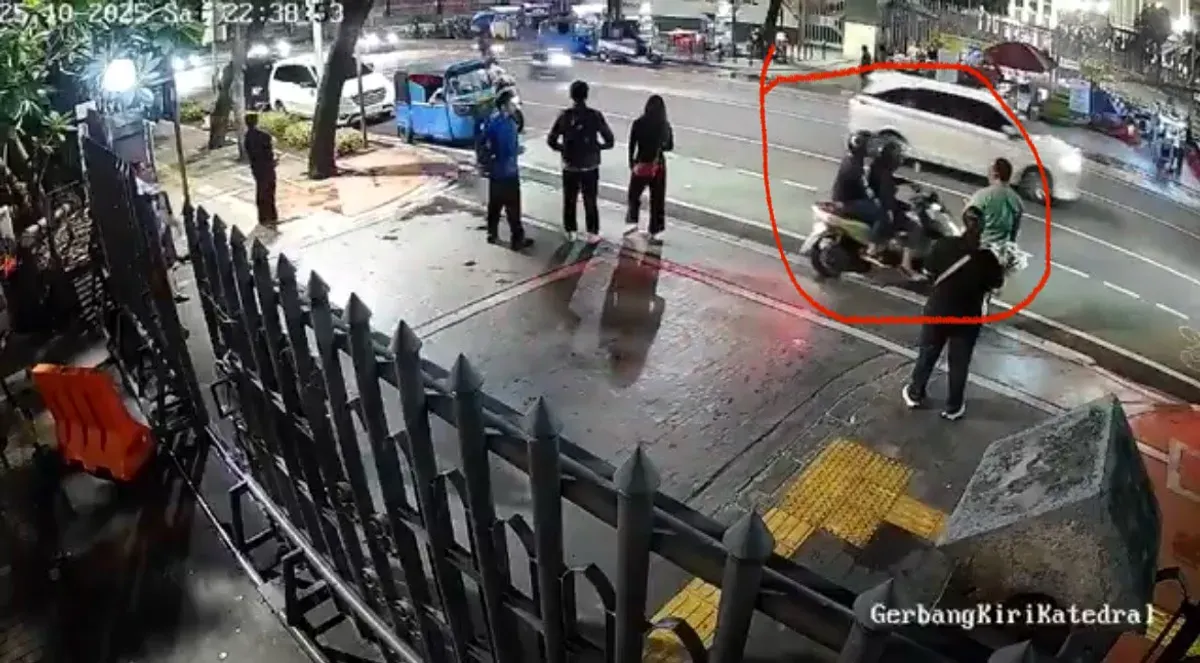 Tangkap layar aksi pencopetan di depan Gereja Katedral, Sawah Besar, Jakarta Pusat, pada Sabtu, 25 Oktober 2025. (Sumber: Istimewa)