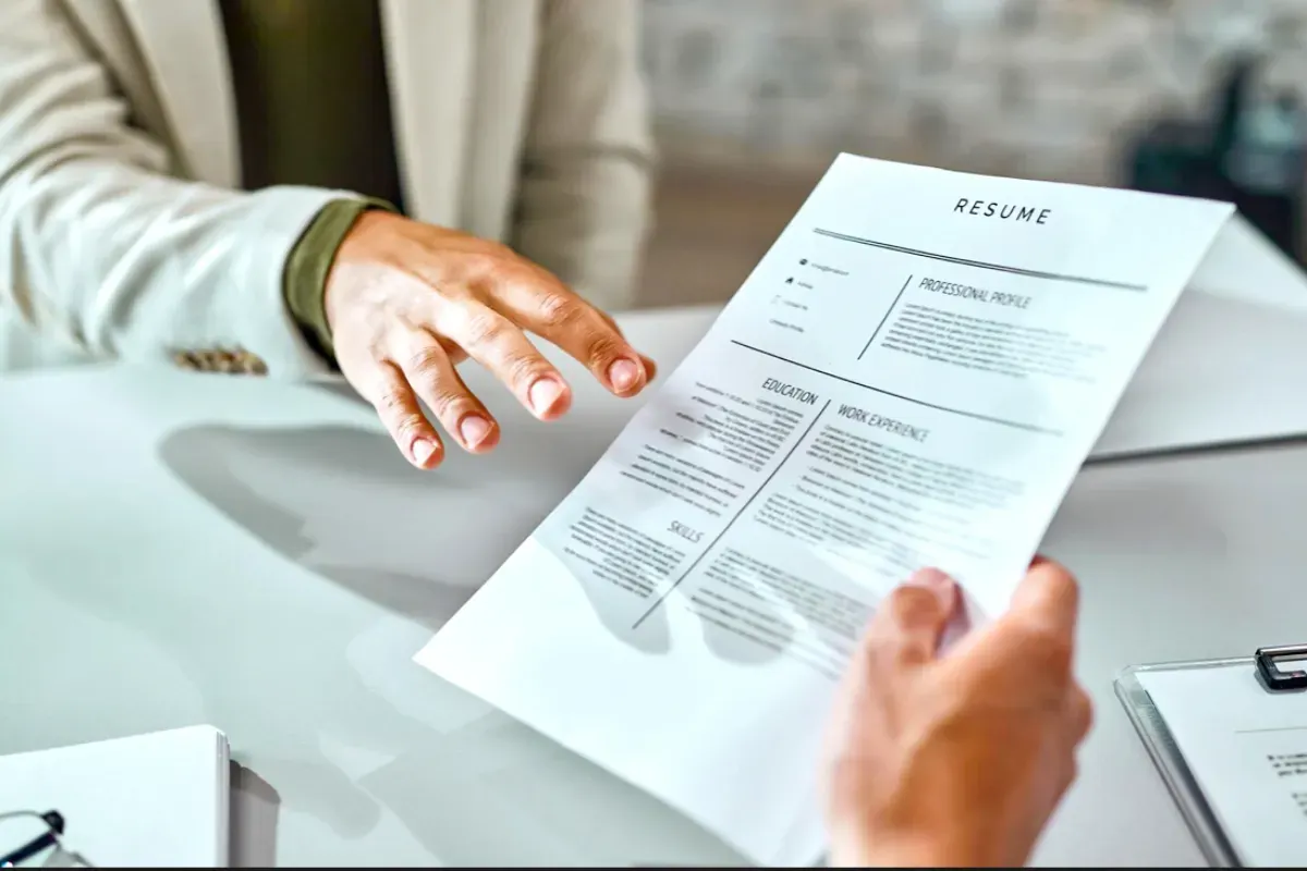 Ilustrasi CV ATS Friendly buataan Gemini AI. (Sumber: Freepik/Drazen Zigic)