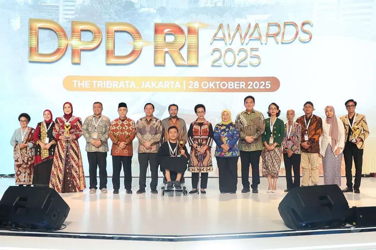 Para penerima penghargaan dan jajaran pimpinan DPD RI berfoto bersama usai malam penganugerahan DPD Award 2025 di Gedung The Tribrata, Jakarta Selatan, Selasa, 28 Oktober 2025. (Sumber: Istimewa)