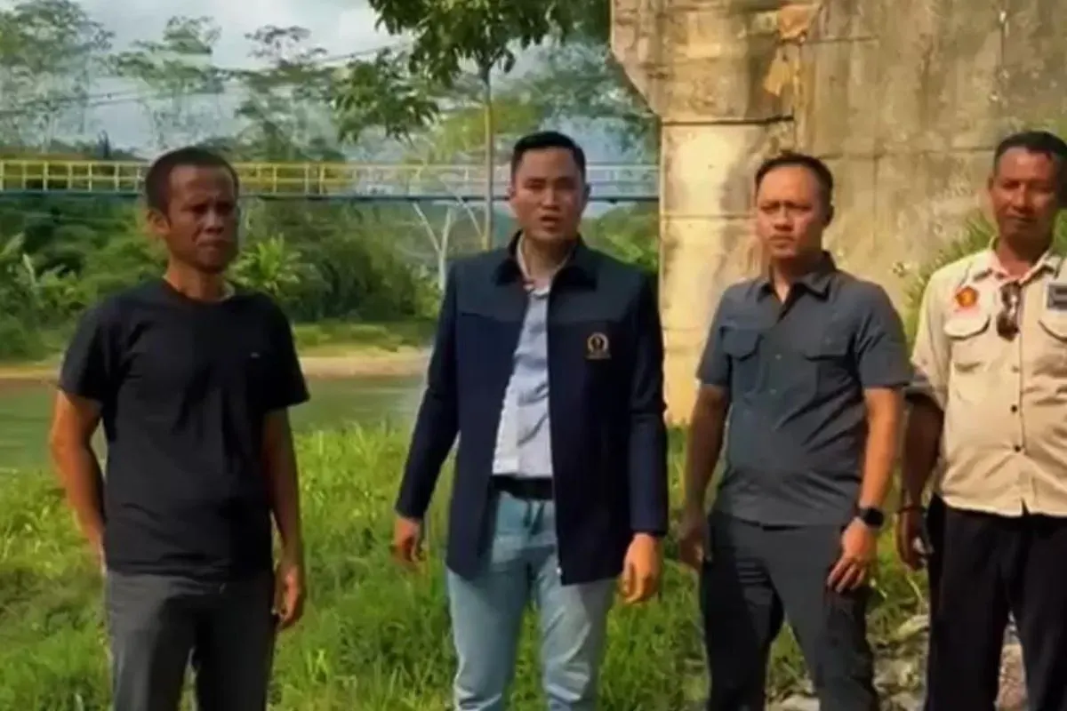 Anggota Komisi IV DPRD Jabar, Abdul Karim, saat meninjau lokasi pembangunan Jembatan Kadupandak–Cijati di Kabupaten Cianjur yang mangkrak sejak 2019. (Sumber: Dok. Istimewa)