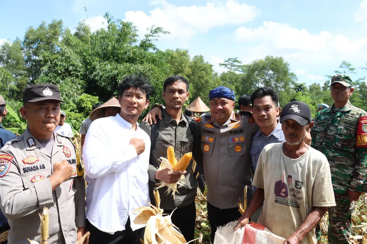 Kapolres Serang, AKBP Condro Sasongko bersama kelompok tani saat panen raya jagung. (Sumber: Dok. Humas Polres Serang)