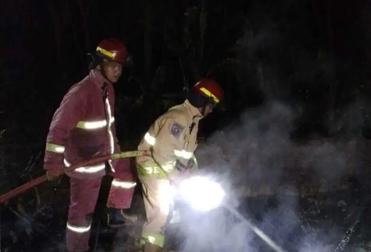 Petugas Damkar memadamkan api yang membakar kandang kambing di Pamijahan, Kabupaten Bogor. (Sumber: Damkar Kabupaten Bogor)