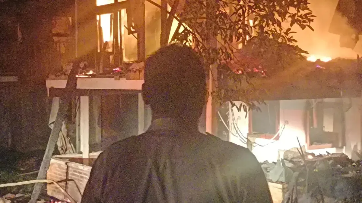 Warga menyaksikan api yang membakar bangunan Pondok Tahfiz Quran Hiswah Billabong di Bojonggede, Kabupaten Bogor, Rabu, 29 Oktober 2025, dini hari. Bangunan ludes terbakar, namun 15 santri berhasil selamat. (Sumber: Polsek Bojonggede)