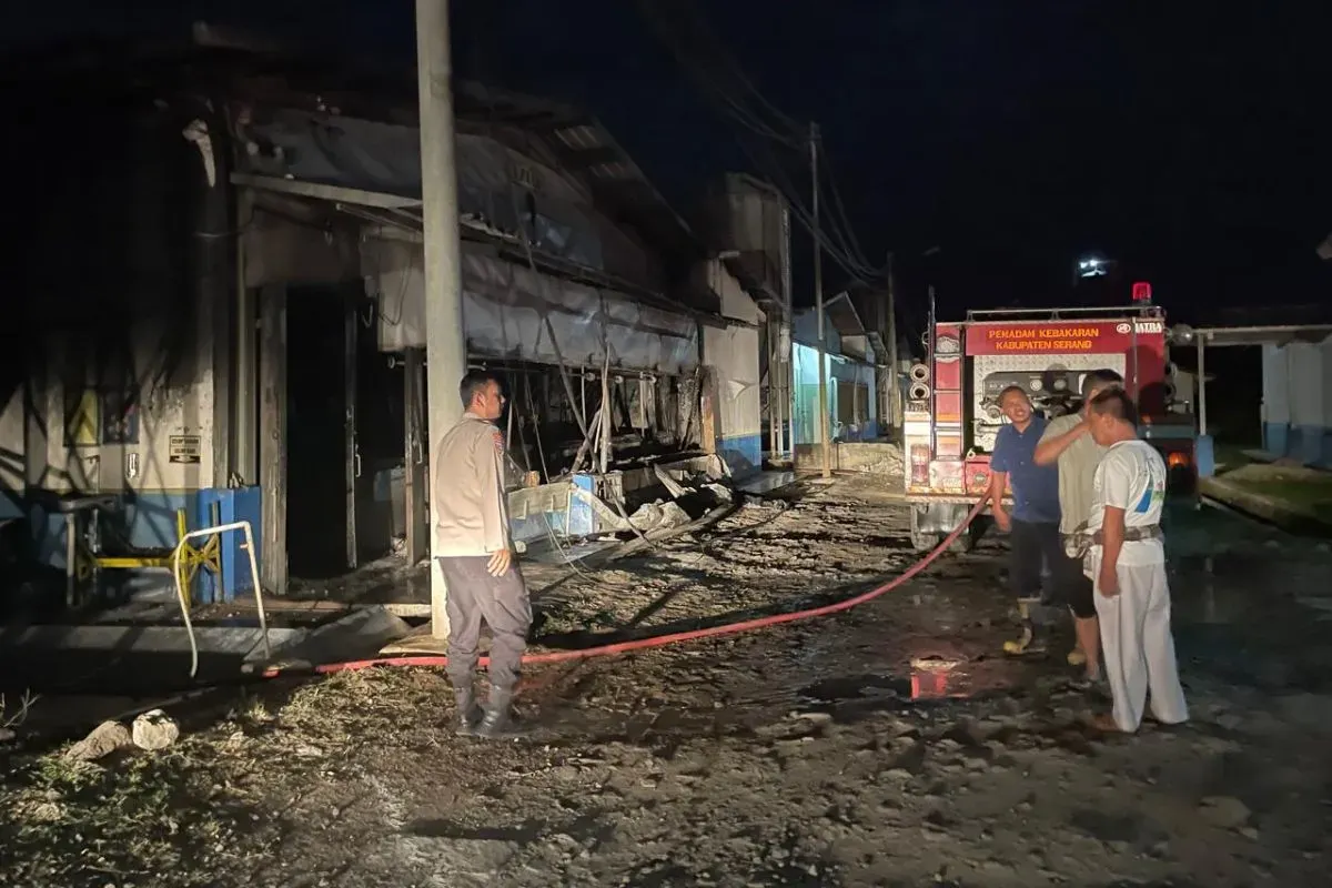 Petugas menjinakkan api yang membakar kandang ayam milik PT Malindo Tbk yang berlokasi di Kampung Barani, Desa Sangiang, Kecamatan Pamarayan, Kabupaten Serang, Selasa, 28 Oktober 2025. (Sumber: Dok. Polsek Pamarayan)