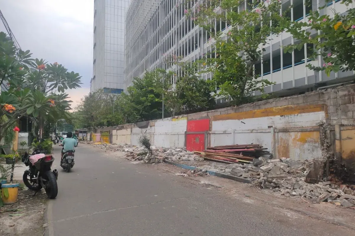 Sebanyak 70 bangunan kios pedagang di lokasi sementara (loksem) dekat Kampus Untar, Grogol Petamburan, Jakarta Barat, dibongkar, Senin, 27 Oktober 2025. (Sumber: Dok. Istimewa)