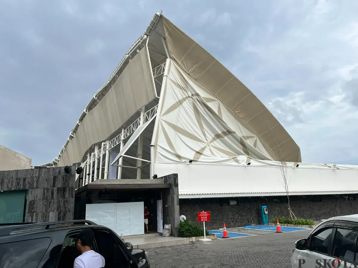 Kondisi atap lapangan olahraga padel di Taman Villa Meruya, Kembangan, Jakarta Barat, yang ambruk pada Minggu, 26 Oktober 2025 sore. (Sumber: Poskota/Pandi Ramedhan)