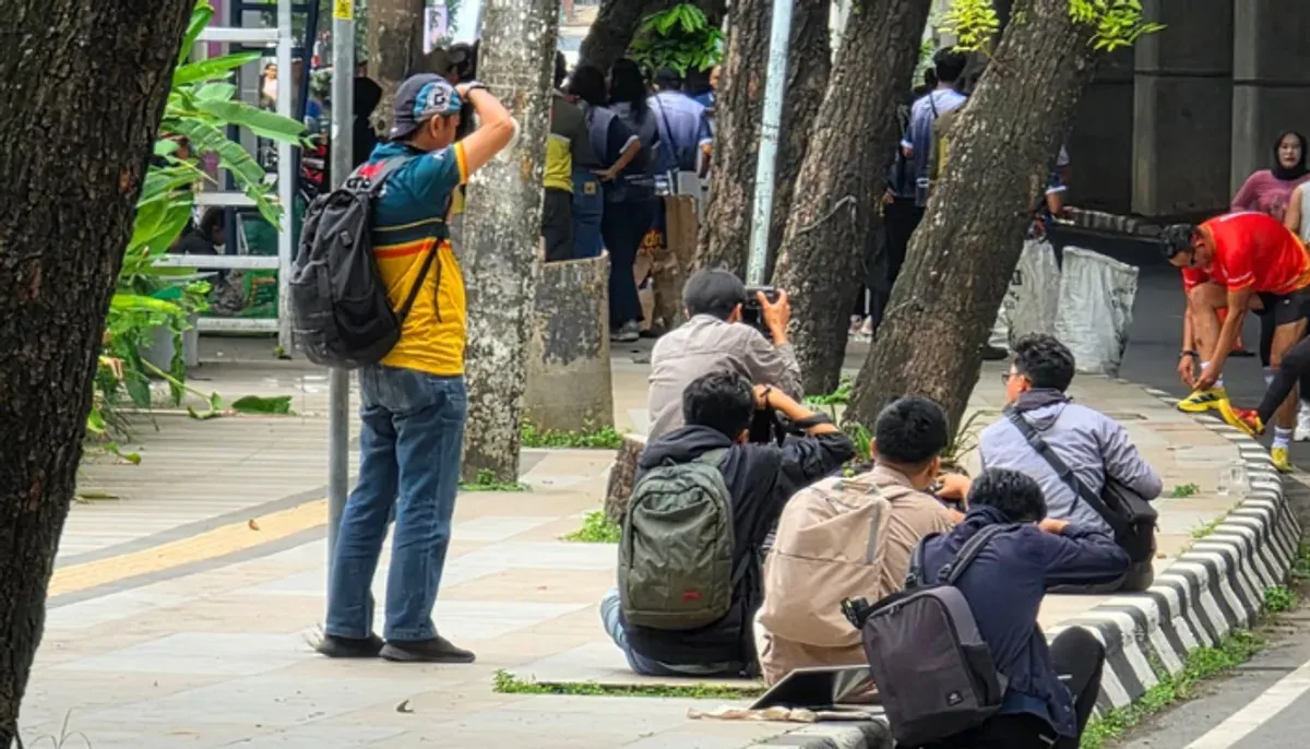 Memotret orang di ruang publik tanpa izin ternyata bisa melanggar UU Perlindungan Data Pribadi. (Sumber: X/@ismailfahmi)