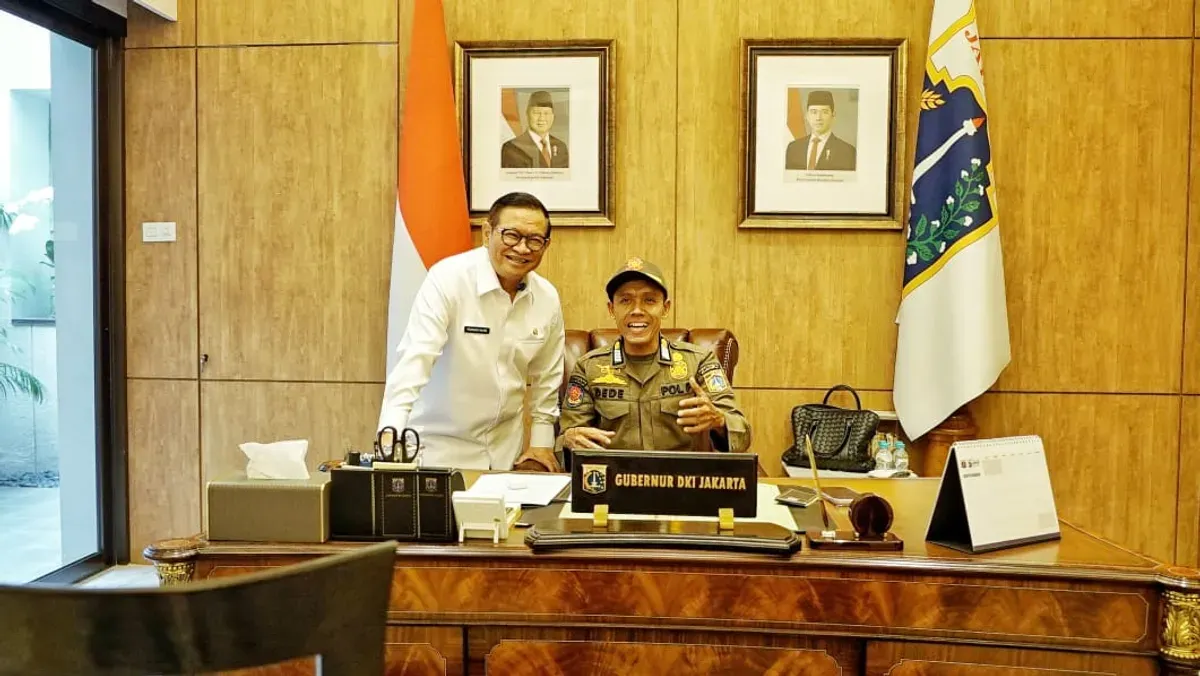 Anggota Satpol PP viral, Mr Dede saat bertemu langsung dengan Gubernur Jakarta, Pramono Anung di Balai Kota. (Sumber: Istimewa)