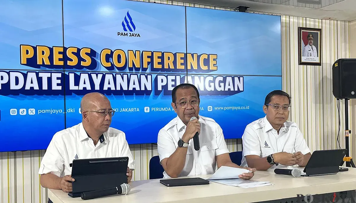 Direktur Utama PAM Jaya, Arief Nasrudin (tengah) saat menyampaikan pernyataan kepada awak media di Pejompongan, Jakarta Pusat, Rabu, 29 Oktober 2025. (Sumber: POSKOTA | Foto: M Tegar Jihad)