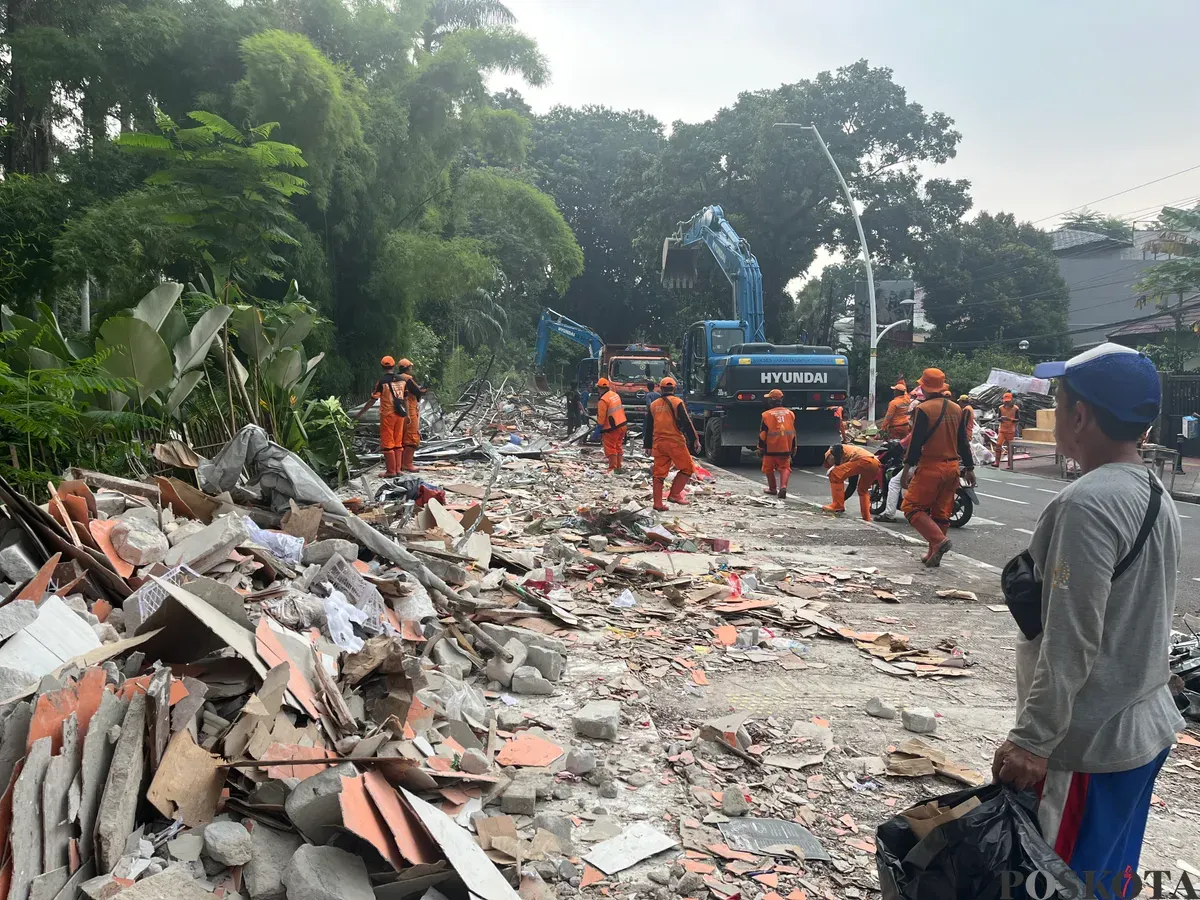 Pembongkaran kios Pasar Barito yang dilakukan petugas Satpol PP, Senin, 27 Oktober 2025. (Sumber: Poskota/Pandi Ramedhan)