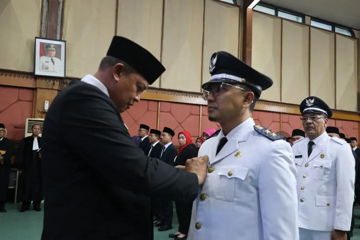 Wali Kota Bekasi, Tri Adhianto, resmi melantik 250 pejabat di Balai Patriot Pemkot Bekasi pada Rabu, 29 Oktober 2025. (Sumber: Dok Humas Pemkot Bekasi)