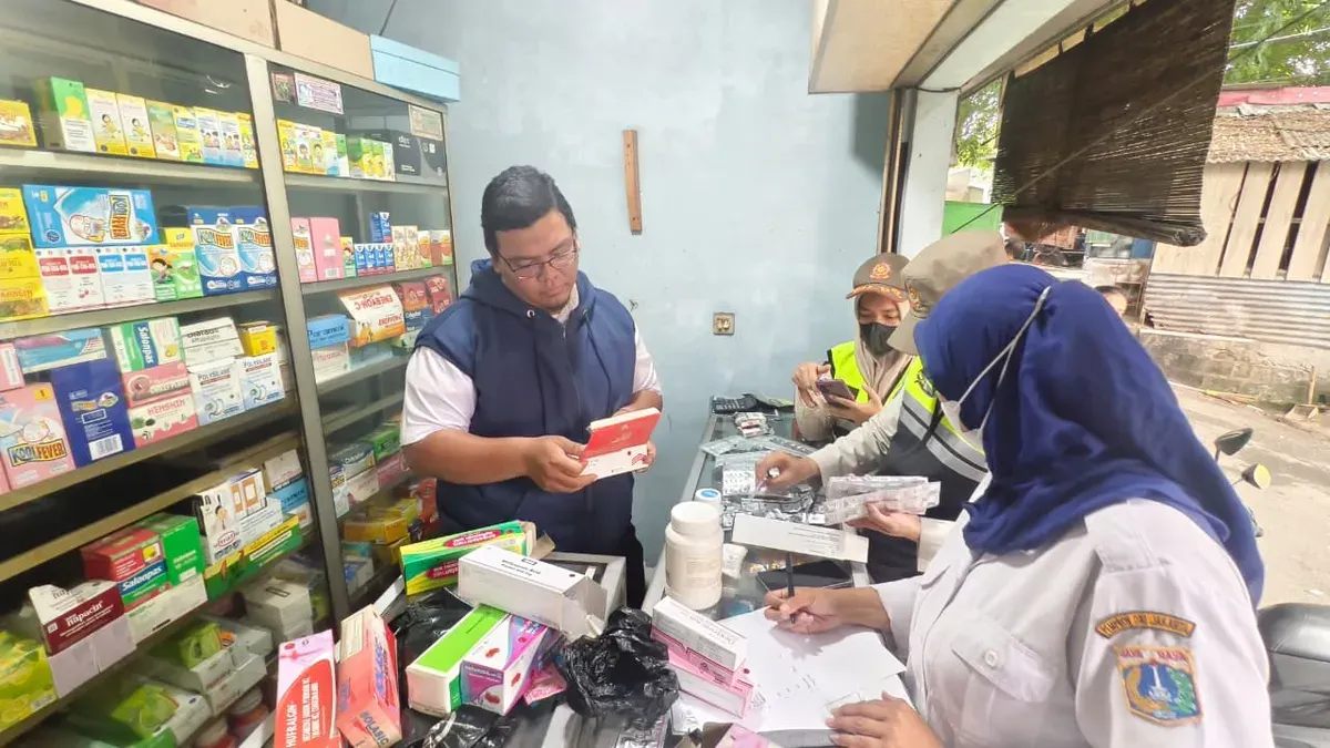 Petugas Satpol PP Kecamatan Kembangan saat merazia toko kosmetik yang menjual obat keras secara ilegal pada Rabu, 29 Oktober 2025. (Sumber: Dok Satpol PP Kecamatan Kembangan)