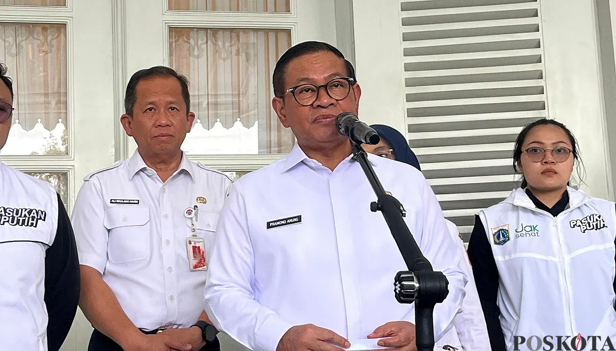 Gubernur Jakarta, Pramono Anung, saat menyampaikan pernyataan kepada awak media di Balai Kota DKI Jakarta, Rabu 29 Oktober 2025. (Sumber: POSKOTA | Foto: M Tegar Jihad)