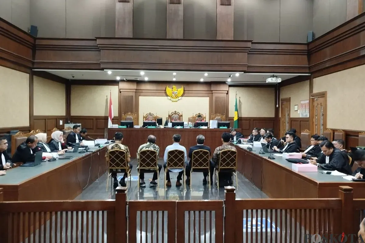 Lima terdakwa kasus dugaan suap lupas vonis kasus migor di Pengadilan Tipikor Jakarta Pusat, Rabu, 29 Oktober 2025. (Sumber: Poskota/Ramot Sormin)