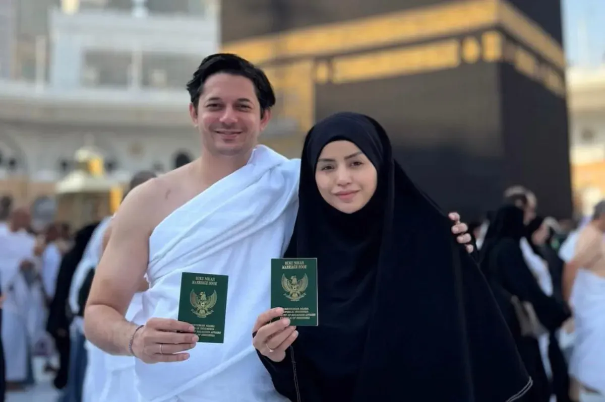 Momen sakral Violentina Kaif yang resmi menikah dengan aktor sinetron Andrew Andika di depan Ka'bah, Makkah, Arab Saudi. (Sumber: Instagram/@andrewandika)
