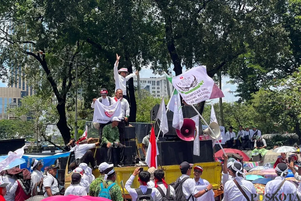 Situasi demo guru Madrasah di Monas, Gambir, Jakarta Pusat, Kamis, 30 Oktober 2025. (Sumber: Poskota/M. Tegar Jihad)