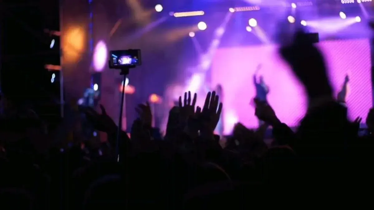 TKS, mahasiswi UNS penerima beasiswa KIP Kuliah, menjadi sorotan publik setelah videonya dugem di klub malam viral dan berujung sanksi kampus. (Sumber: Pinterest)