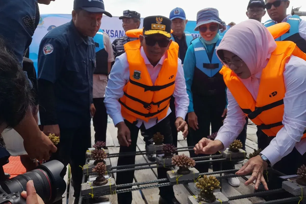 Gubenur Banten, Andra Soni menyerahkan bantuan alat konservasi terumbu karang di Carita, Kabupaten Pandeglang. (Sumber: Dok. Tim Gubernur Banten)