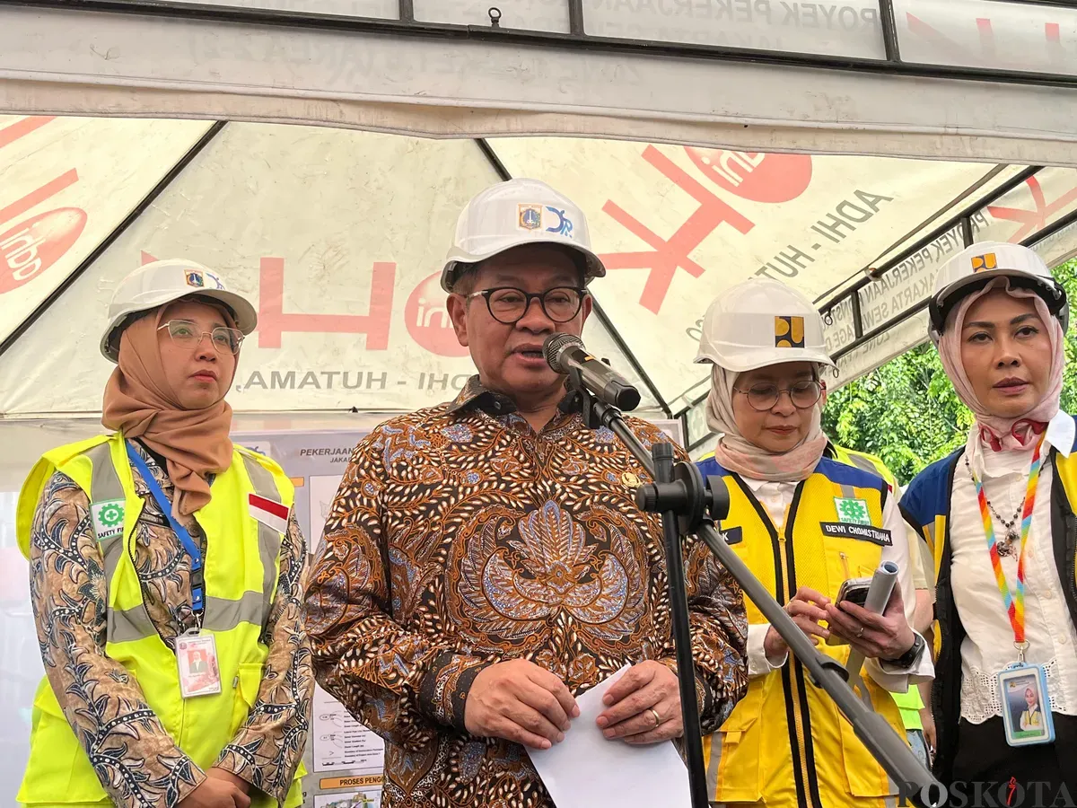 Gubernur Jakarta Pramono Anung saat menyampaikan pernyataan kepada awak media di Penjaringan, Jakarta Utara, Kamis, 30 Oktober 2025. (Sumber: Poskota/M. Tegar Jihad)