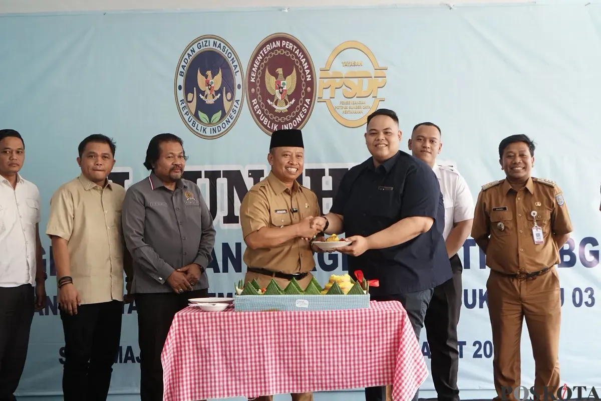 Wali Kota Depok Supian Suri meresmikan SPPG Sukamaju 03 bertepatan dengan momentum Hari Sumpah Pemuda, didampingi Anggota DPR RI Ir. Nuroji, sebagai ajang mendorong kreativitas dan peran aktif anak muda. (Sumber: Poskota/Angga Pahlevi)