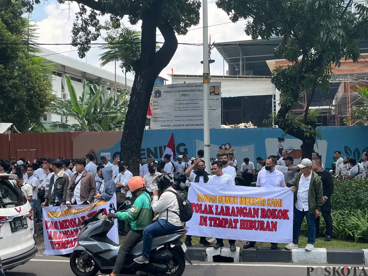 Ilustrasi pedagang menolak pasal larangan penjualan rokok dalam raperda KTR DKI Jakarta. (Sumber: Poskota/Pandi Ramedhan)