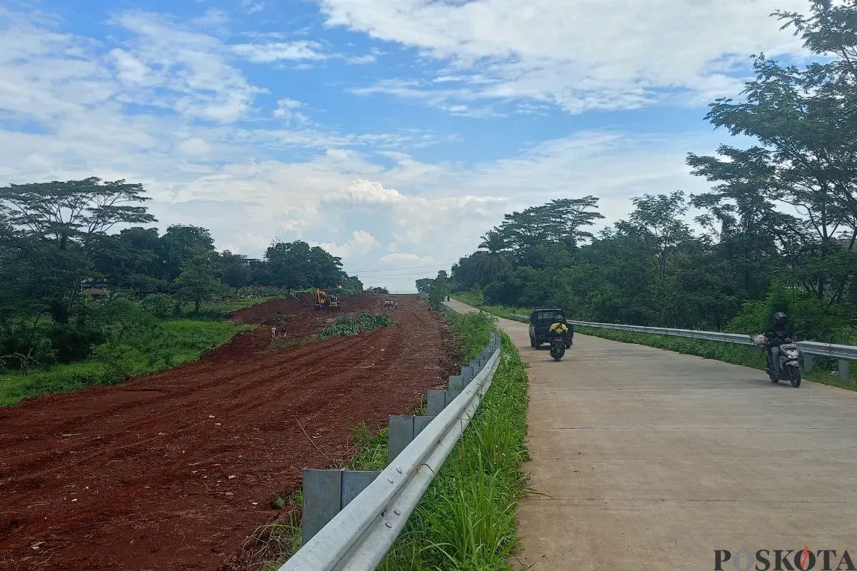 Jalan Bomang tengah dilanjut pembangunannya oleh Pemkab Bogor. (Sumber: Poskota/Giffar Rivana)