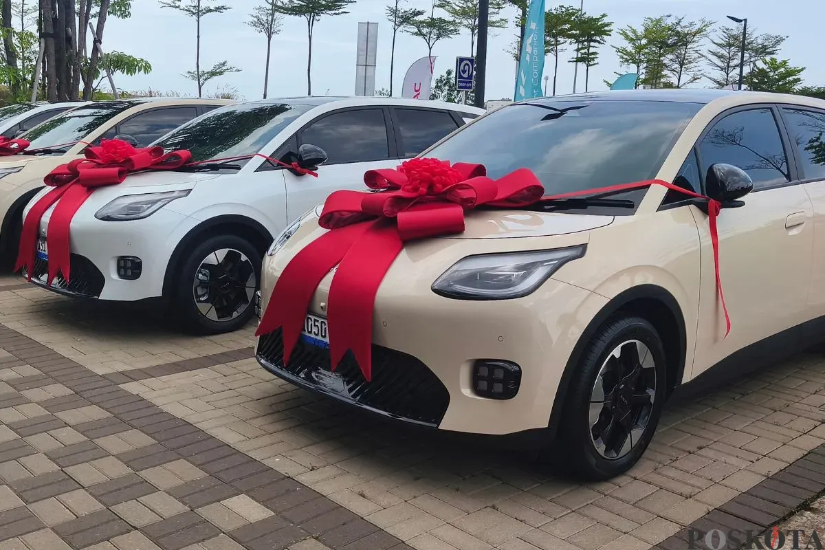 GAC Aion menyerahkan 225 unit mobil listrik Aion UT kepada konsumen Indonesia. (Sumber: Poskota/Erwan Hartawan)