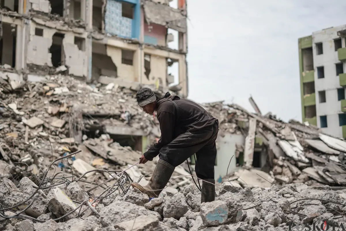 Sejumlah pekerja merobohkan bangunan Rusun Marunda Clustrer C, Marunda, Cilincing, Jakarta Utara, Rabu, 29 Oktober 2024. (Sumber: Poksota/Bilal Nugraha Ginanjar)