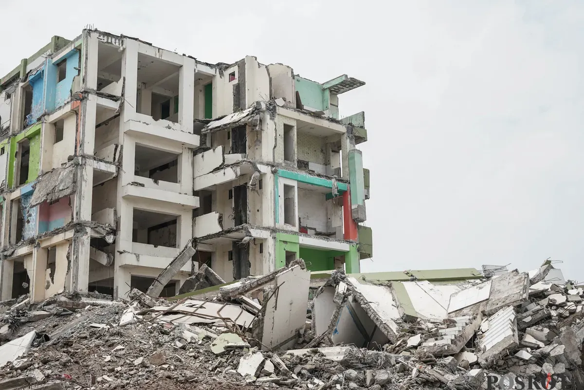 Sejumlah pekerja merobohkan bangunan Rusun Marunda Clustrer C, Marunda, Cilincing, Jakarta Utara, Rabu, 29 Oktober 2024. (Sumber: Poskota/Bilal Nugraha Ginanjar)