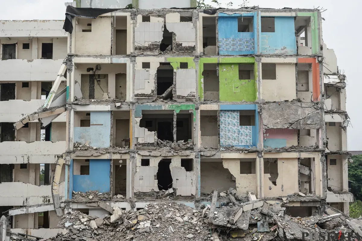 Sejumlah pekerja merobohkan bangunan Rusun Marunda Clustrer C, Marunda, Cilincing, Jakarta Utara, Rabu, 29 Oktober 2024. (Sumber: Poskota/Bilal Nugraha Ginanjar)