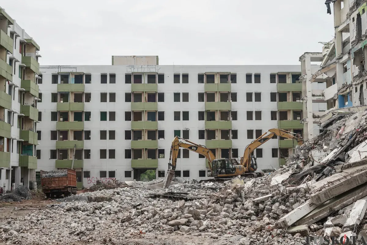 Sejumlah pekerja merobohkan bangunan Rusun Marunda Clustrer C, Marunda, Cilincing, Jakarta Utara, Rabu, 29 Oktober 2024. (Sumber: Poskota/Bilal Nugraha Ginanjar)