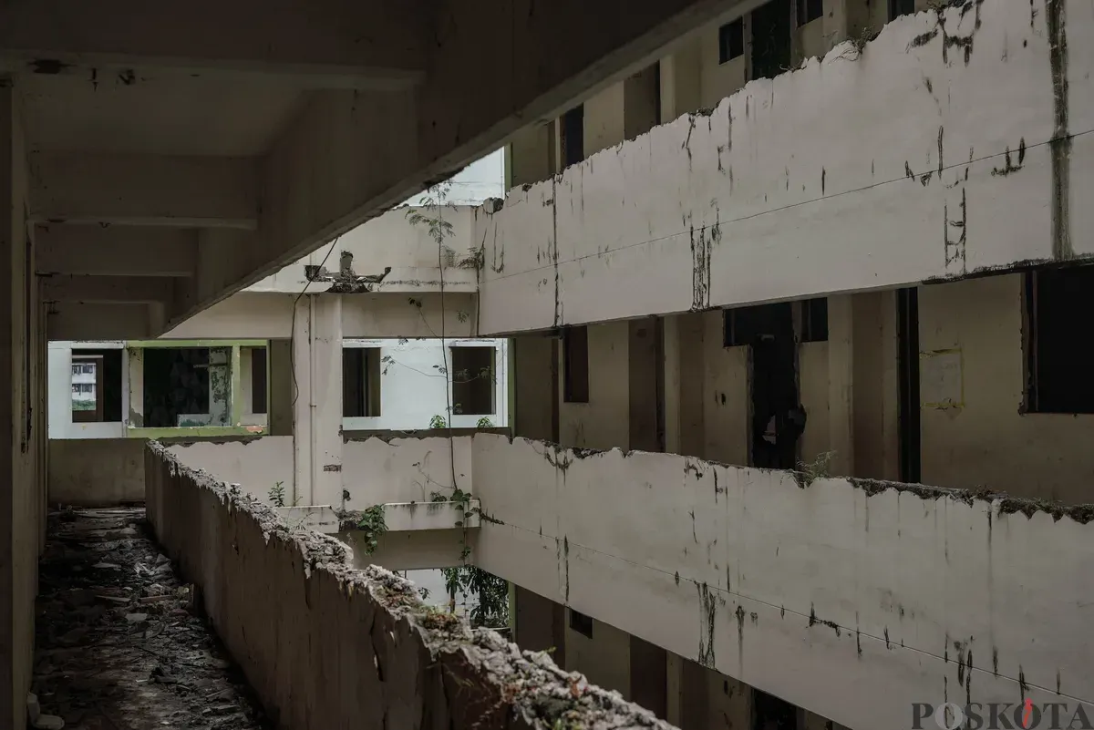 Sejumlah pekerja merobohkan bangunan Rusun Marunda Clustrer C, Marunda, Cilincing, Jakarta Utara, Rabu, 29 Oktober 2024. (Sumber: Poskota/Billa Nugraha Ginanjar)