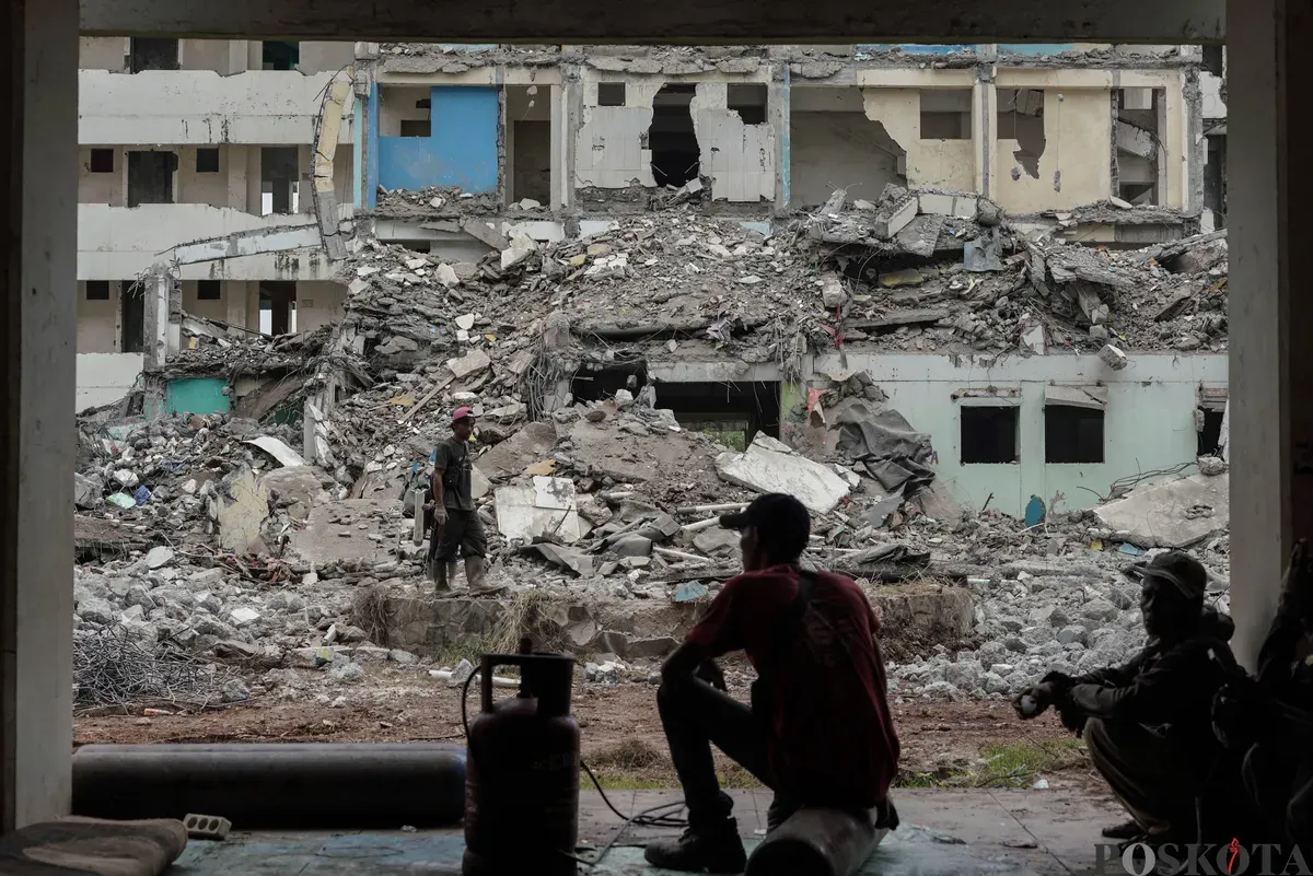 Sejumlah pekerja merobohkan bangunan Rusun Marunda Clustrer C, Marunda, Cilincing, Jakarta Utara, Rabu, 29 Oktober 2024. (Sumber: Poskota/Bilal Nugraha Ginanjar)