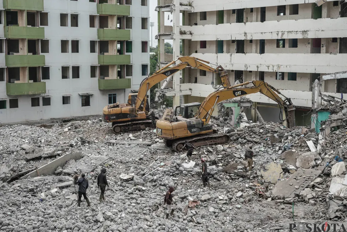 Sejumlah pekerja merobohkan bangunan Rusun Marunda Clustrer C, Marunda, Cilincing, Jakarta Utara, Rabu, 29 Oktober 2024. (Sumber: Poskota/Bilal Nugraha Ginanjar)