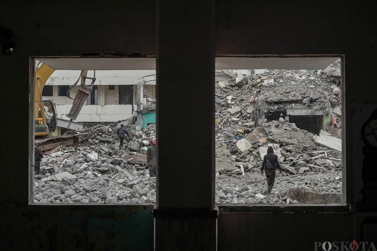 Sejumlah pekerja merobohkan bangunan Rusun Marunda Clustrer C, Marunda, Cilincing, Jakarta Utara, Rabu, 29 Oktober 2024. (Sumber: Poskota/Bilal Nugraha Ginanjar)