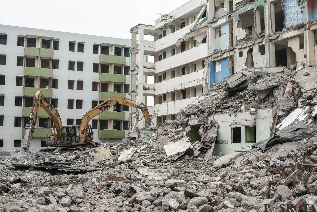 Sejumlah pekerja merobohkan bangunan Rusun Marunda Clustrer C, Marunda, Cilincing, Jakarta Utara, Rabu, 29 Oktober 2024. (Sumber: Poskota/Bilal Nugraha Ginanjar)