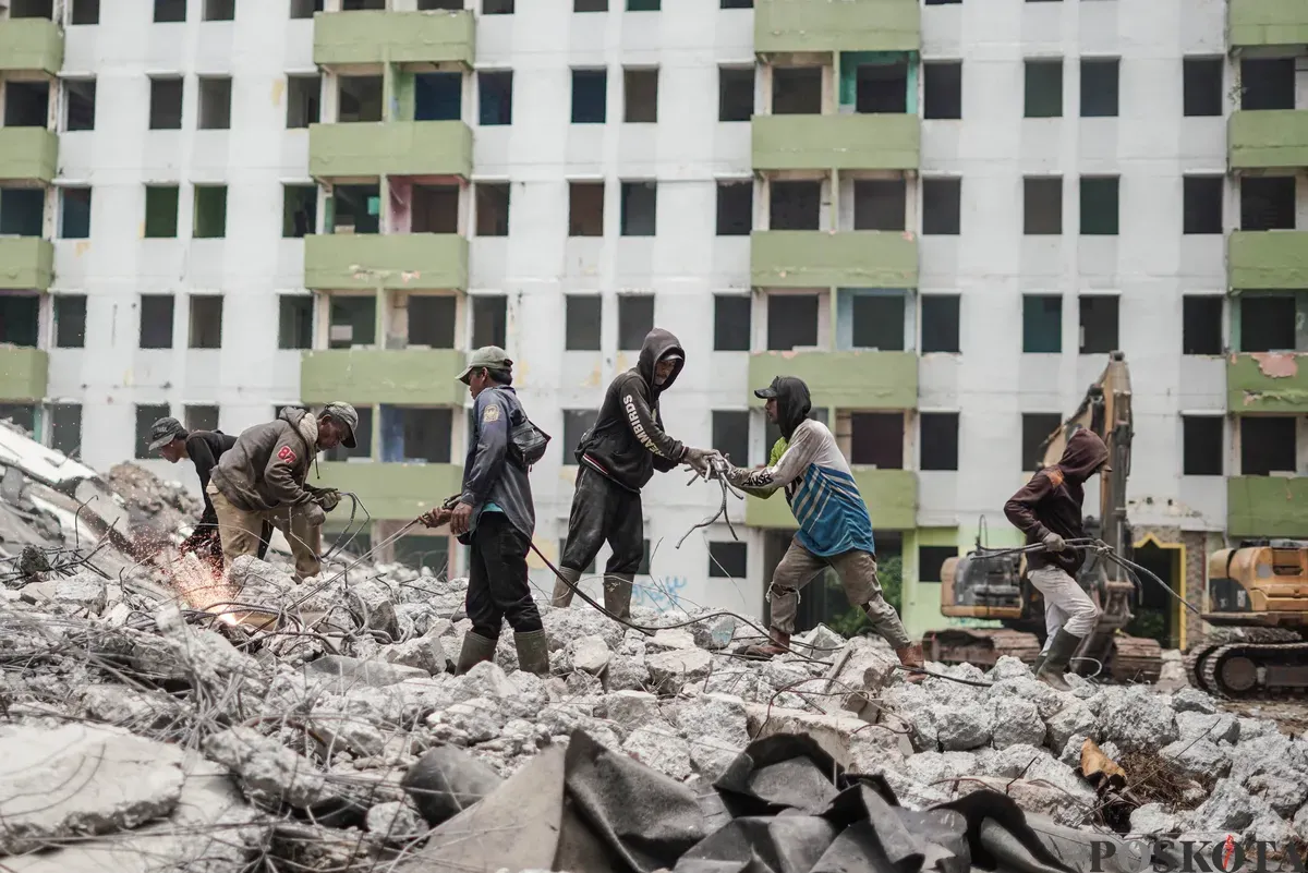Sejumlah pekerja merobohkan bangunan Rusun Marunda Clustrer C, Marunda, Cilincing, Jakarta Utara, Rabu, 29 Oktober 2024. (Sumber: Poskota/Bilal Nugraha Ginanjar)