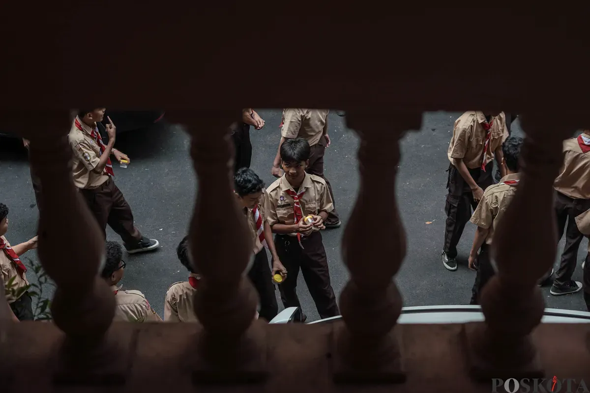 Petugas memeriksa kesehatan siswa saat program skrining tuberkulosis (TBC) di SMK Yp Ippi Petojo, Jakarta, Rabu, 29 Oktober 2025. (Sumber: Poskota/Bilal Nugraha Ginanjar)