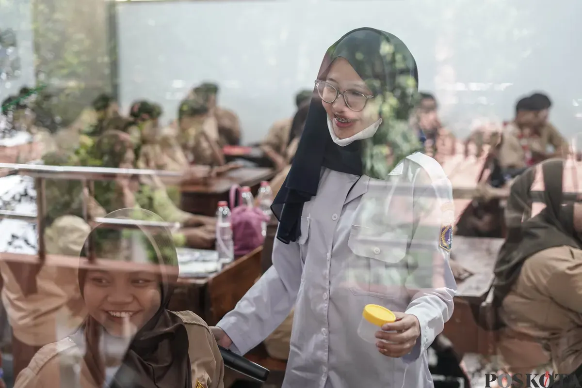 Petugas memeriksa kesehatan siswa saat program skrining tuberkulosis (TBC) di SMK Yp Ippi Petojo, Jakarta, Rabu, 29 Oktober 2025. (Sumber: Poskota/Bilal Nugraha Ginanjar)
