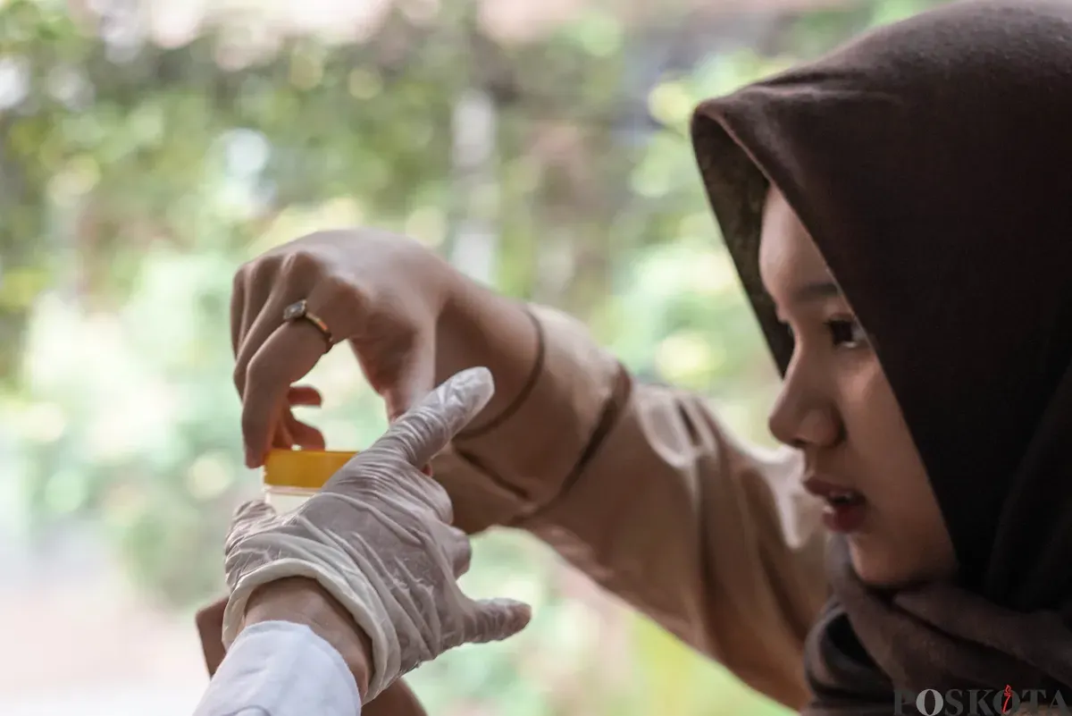 Petugas memeriksa kesehatan siswa saat program skrining tuberkulosis (TBC) di SMK Yp Ippi Petojo, Jakarta, Rabu, 29 Oktober 2025. (Sumber: Poskota/Bilal Nugraha Ginanjar)