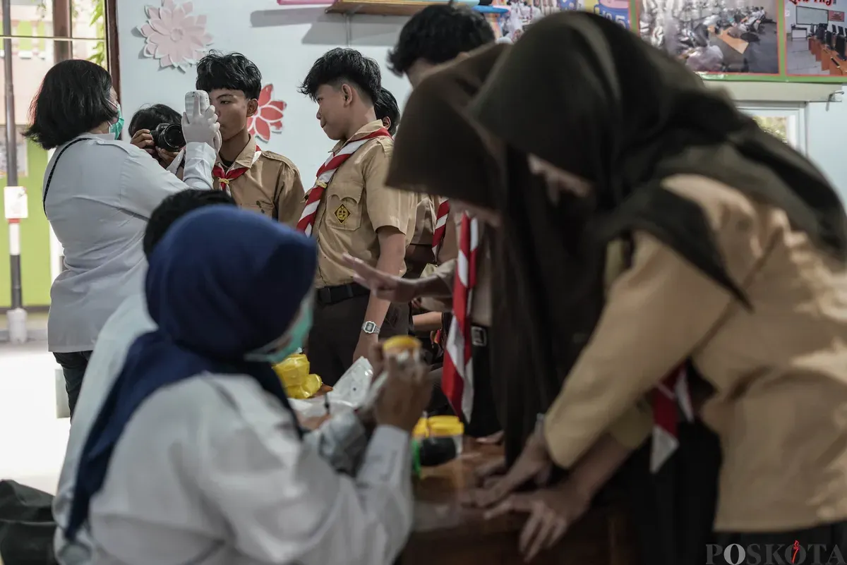 Petugas memeriksa kesehatan siswa saat program skrining tuberkulosis (TBC) di SMK Yp Ippi Petojo, Jakarta, Rabu, 29 Oktober 2025. (Sumber: Poskota/Bilal Nugraha Ginanjar)