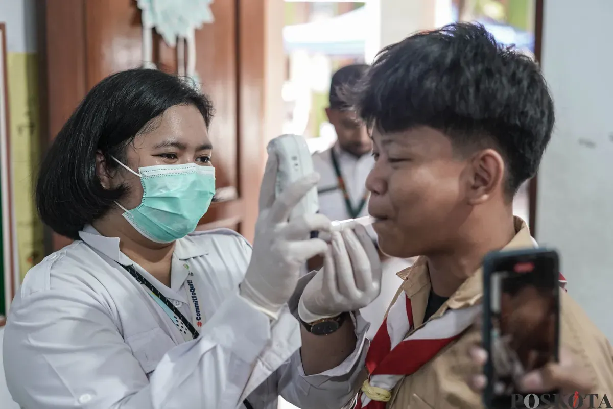 Petugas memeriksa kesehatan siswa saat program skrining tuberkulosis (TBC) di SMK Yp Ippi Petojo, Jakarta, Rabu, 29 Oktober 2025. (Sumber: Poskota/Bilal Nugraha Ginanjar)