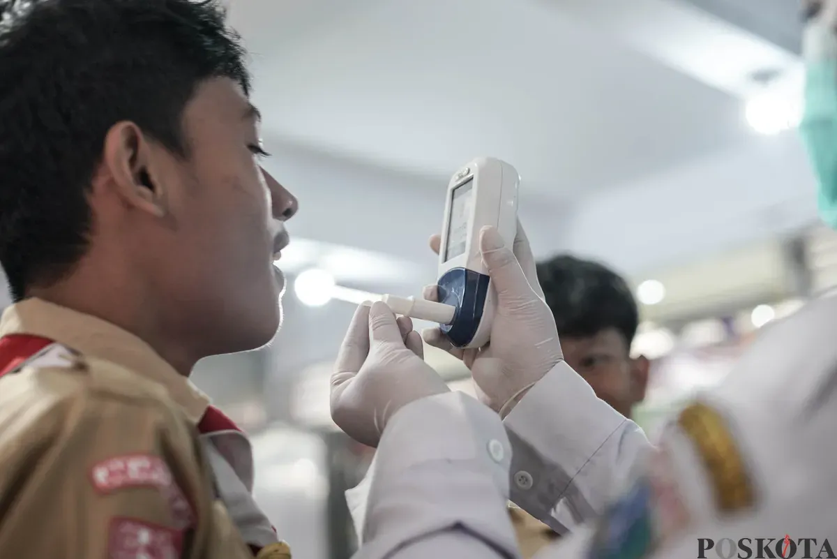 Petugas memeriksa kesehatan siswa saat program skrining tuberkulosis (TBC) di SMK Yp Ippi Petojo, Jakarta, Rabu, 29 Oktober 2025. (Sumber: Poskota/Bilal Nugraha Ginanjar)
