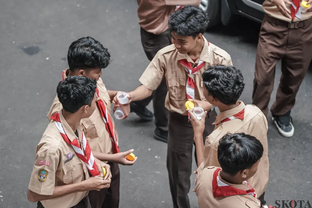 Petugas memeriksa kesehatan siswa saat program skrining tuberkulosis (TBC) di SMK Yp Ippi Petojo, Jakarta, Rabu, 29 Oktober 2025. (Sumber: Poskota/Bilal Nugraha Ginanjar)