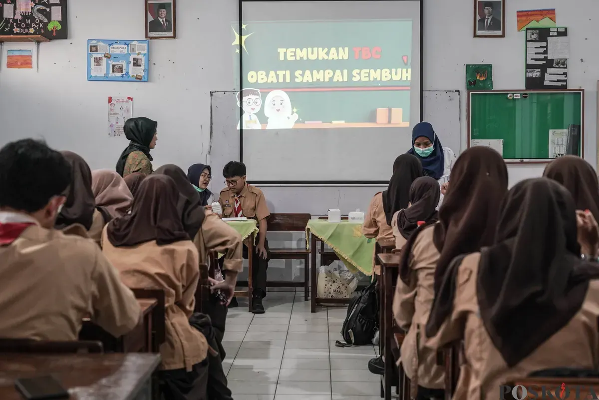 Petugas memeriksa kesehatan siswa saat program skrining tuberkulosis (TBC) di SMK Yp Ippi Petojo, Jakarta, Rabu, 29 Oktober 2025. (Sumber: Poskota/Bilal Nugraha Ginanjar)